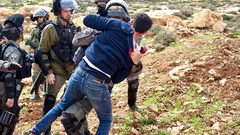 قوات الاحتلال تعتدي على مواطنين وتعتقل آخر جنوب نابلس