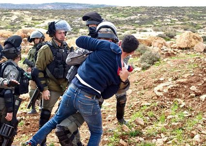 قوات الاحتلال تعتدي على مواطنين وتعتقل آخر جنوب نابلس