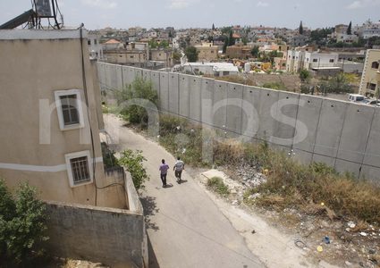 جدار الفصل العنصري المقام على اراضي قرية نزلة عيسى قضاء طولكرم