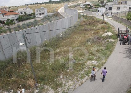 جدار الفصل العنصري المقام على اراضي قرية نزلة عيسى قضاء طولكرم