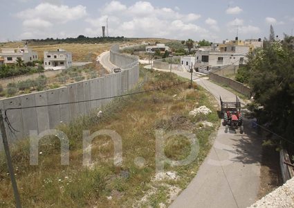جدار الفصل العنصري المقام على اراضي قرية نزلة عيسى قضاء طولكرم