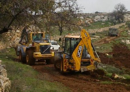 الاحتلال يجرف أراضي في الأغوار الشمالية