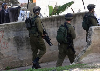 الاحتلال يخطر بوقف البناء في ثلاثة منازل شرق قلقيلية