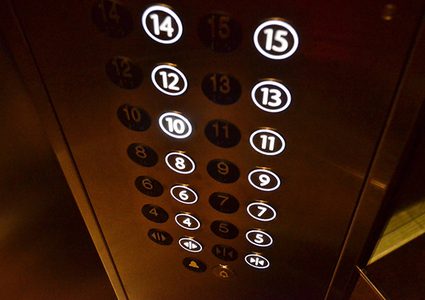 الصين.. اختراع لوحة أزرار مصاعد خاصة لمنع انتشار الكورونا