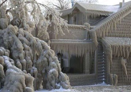 أمريكا.. عاصفة ثلجية تحول منازل السكان إلى أكواخ متجمدة ومظلمة