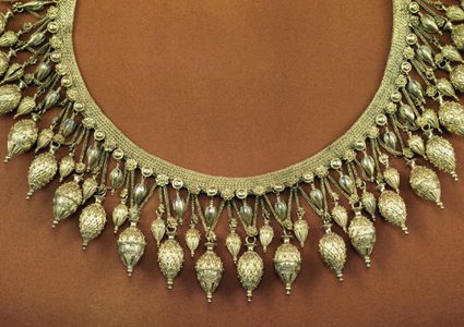 سارق محترف يصطاد عقد "فيرزاتشي" بصنارة صيد