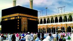 السعودية تجري تعقيما للحرم المكي وتغلق صحن الطواف حول الكعبة