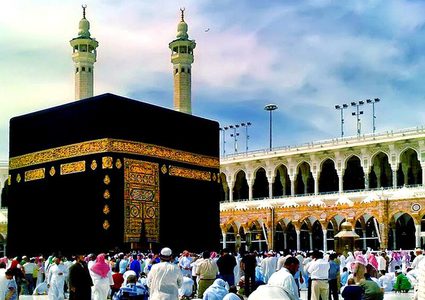 السعودية تجري تعقيما للحرم المكي وتغلق صحن الطواف حول الكعبة