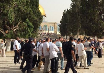 مستوطنون يقتحمون المسجد الأقصى