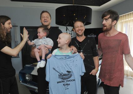 مليونير يخفض راتبه مليون دولار ليضاعف رواتب موظفيه