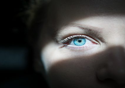 علامة في العين تدل على الإصابة بالسرطان!