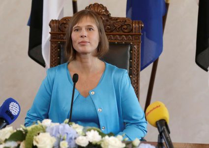 رئيسة استونيا تنتظر نتيجة فحص كورونا بعد عودتها من واشنطن