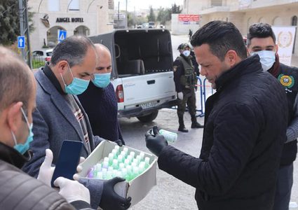 تنمية بيت لحم توزع مواد تعقيم وكمامات على المراكز الايوائية