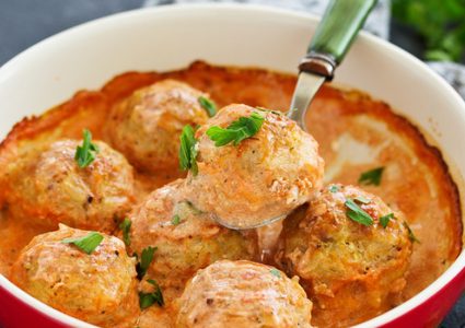 كرات اللحم بالكريمة والطماطم