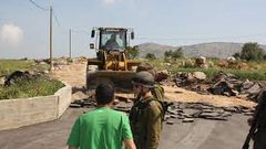 قوات الاحتلال تستولي على حفارين جنوب الخليل