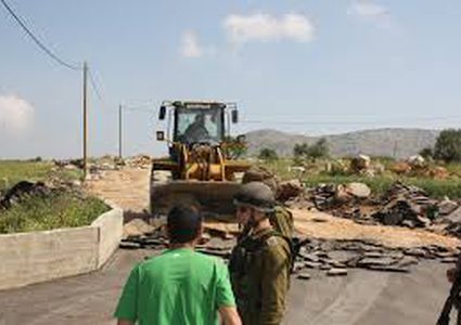 قوات الاحتلال تستولي على حفارين جنوب الخليل