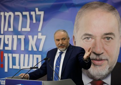 وسط شروط تعجيزية ..لقاء سياسي حاسم بين غانتس وليبرمان غدا