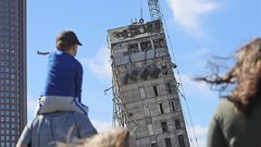برج دالاس المائل... يسقط بواسطة كرة!