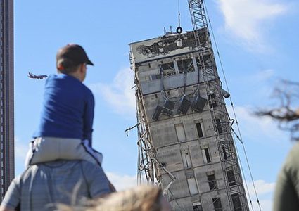 برج دالاس المائل... يسقط بواسطة كرة!