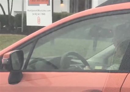 إمرأة تخيط الصوف أثناء القيادة