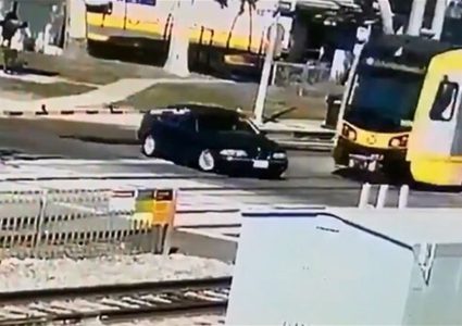 اصطدام قطار سريع بسيارة في لوس أنجلوس