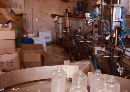 إغلاق منشأة صناعية غير قانونية لإنتاج معقم يدوي في القدس