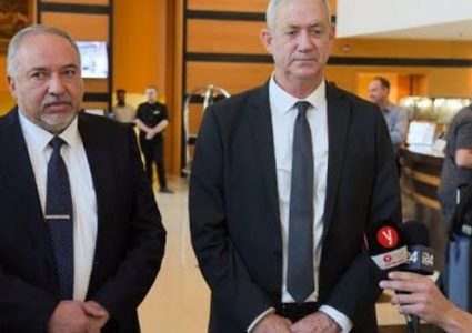 لقاء حاسم يجمع غانتس وليبرمان لتشكيل الحكومة المقبلة