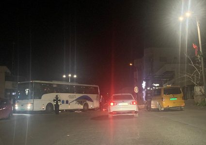 الأمن يمنع حافلات من نقل مدعوين لحفل زفاف في طولكرم بسبب كورونا