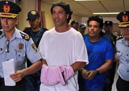 محامي رونالدينيو يطالب سلطات الباراغواي بإطلاق سراحه