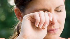 تحذير.. لمس الوجه قد ينقل عدوى الإصابة بفيروس كورونا