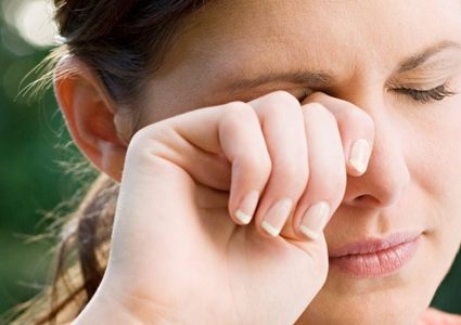 تحذير.. لمس الوجه قد ينقل عدوى الإصابة بفيروس كورونا