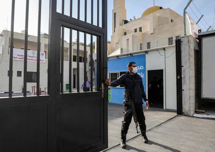 تعقيم كافة المرافق والمؤسسات العامة بسلفيت