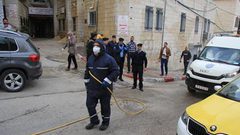 الشرطة  الفلسطينية تؤمن مكان الحجر الصحي في طولكرم، يوم الثلاثاء 10\3\2020.