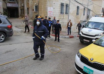 الشرطة  الفلسطينية تؤمن مكان الحجر الصحي في طولكرم، يوم الثلاثاء 10\3\2020.