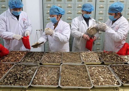 بكين: عشرات الآلاف تعافوا من "كورونا" بفضل الطب الصيني التقليدي