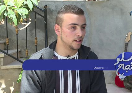 الشاب مهند الحروب من مدينة الخليل، يعزفُ على آلات موسيقية مختلفة