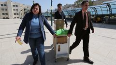 جامعة النجاح تسلم وزارة الصحة جهازاً متطوراً لفحص فايروس كورونا