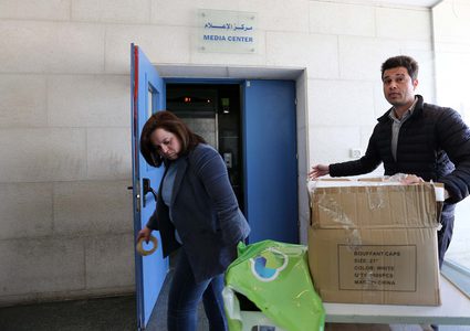 جامعة النجاح تسلم وزارة الصحة جهازاً متطوراً لفحص فايروس كورونا