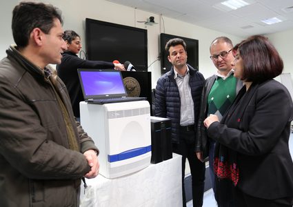 جامعة النجاح تسلم وزارة الصحة جهازاً متطوراً لفحص فايروس كورونا