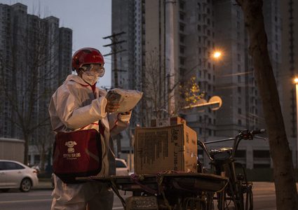 ووهان.. سائق يرفض التوقف عن العمل ويكرس نفسه لخدمة الاطباء