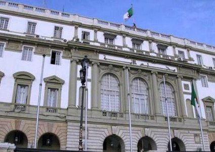 رئيس الوزراء الجزائري: البلاد تواجه "أزمة متعددة الأبعاد"