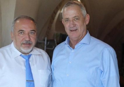 اجتماع موسع بين زعماء حزب "أزرق أبيض" وليبرمان لتشكيل حكومة