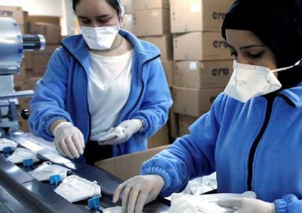 مصنع فلسطيني يبدأ بإنتاج الكمامات بطاقة تزيد على 10 آلاف يوميا