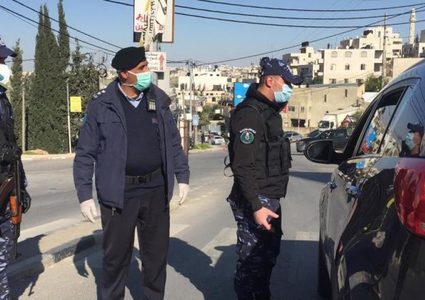 الخليل: حملة لتعقيم المركبات العمومية وتدريب السياقة والحافلات