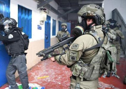 اقتحام أربعة أقسام في سجن "عوفر"