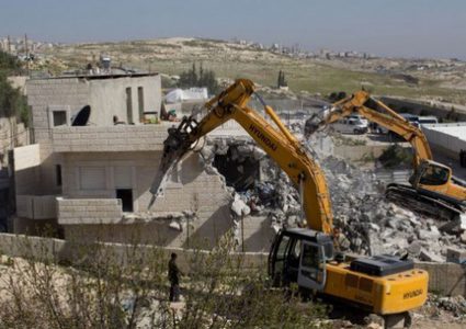 قوات الاحتلال تهدم منزلاً شرق بيت لحم