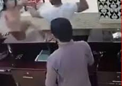 فتاة تحسم شجارها مع رجل بطريقة غريبة!