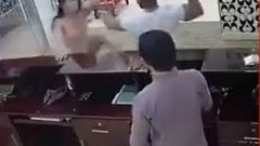 فتاة تحسم شجارها مع رجل بطريقة غريبة!