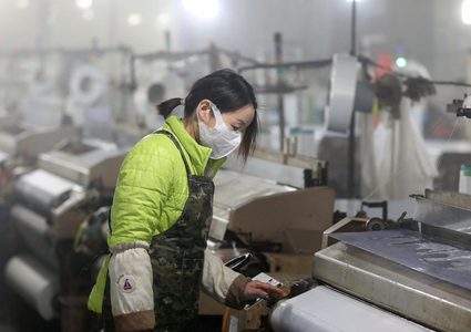 كورونا يتراجع بالصين ويواصل انتشاره في العالم