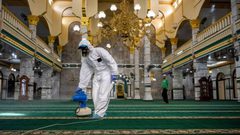 إيقاف صلاة الجمعة والجماعة في مساجد الكويت